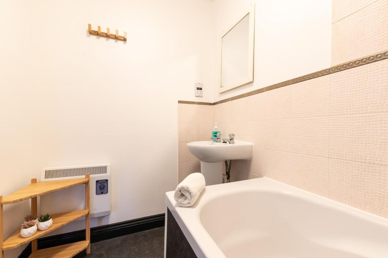BEST PRICE! LARGE SPACIOUS 2 BED APARTMENT - King Size or Single Beds, Sofabeds, Smart TVs, FREE PARKING Southampton Exterior foto