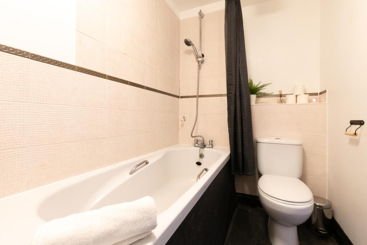 BEST PRICE! LARGE SPACIOUS 2 BED APARTMENT - King Size or Single Beds, Sofabeds, Smart TVs, FREE PARKING Southampton Exterior foto