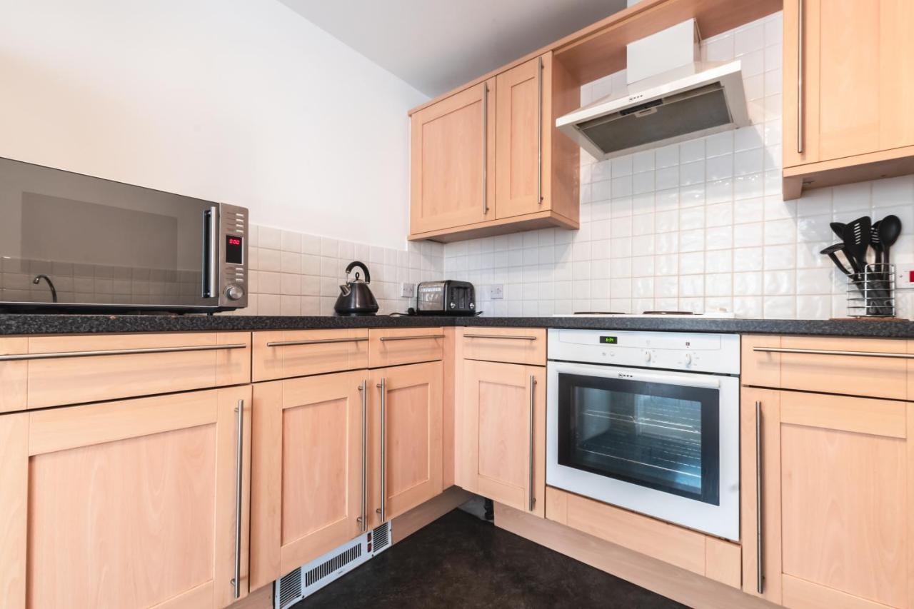 BEST PRICE! LARGE SPACIOUS 2 BED APARTMENT - King Size or Single Beds, Sofabeds, Smart TVs, FREE PARKING Southampton Exterior foto