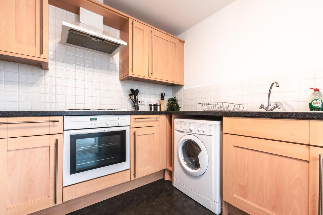 BEST PRICE! LARGE SPACIOUS 2 BED APARTMENT - King Size or Single Beds, Sofabeds, Smart TVs, FREE PARKING Southampton Exterior foto